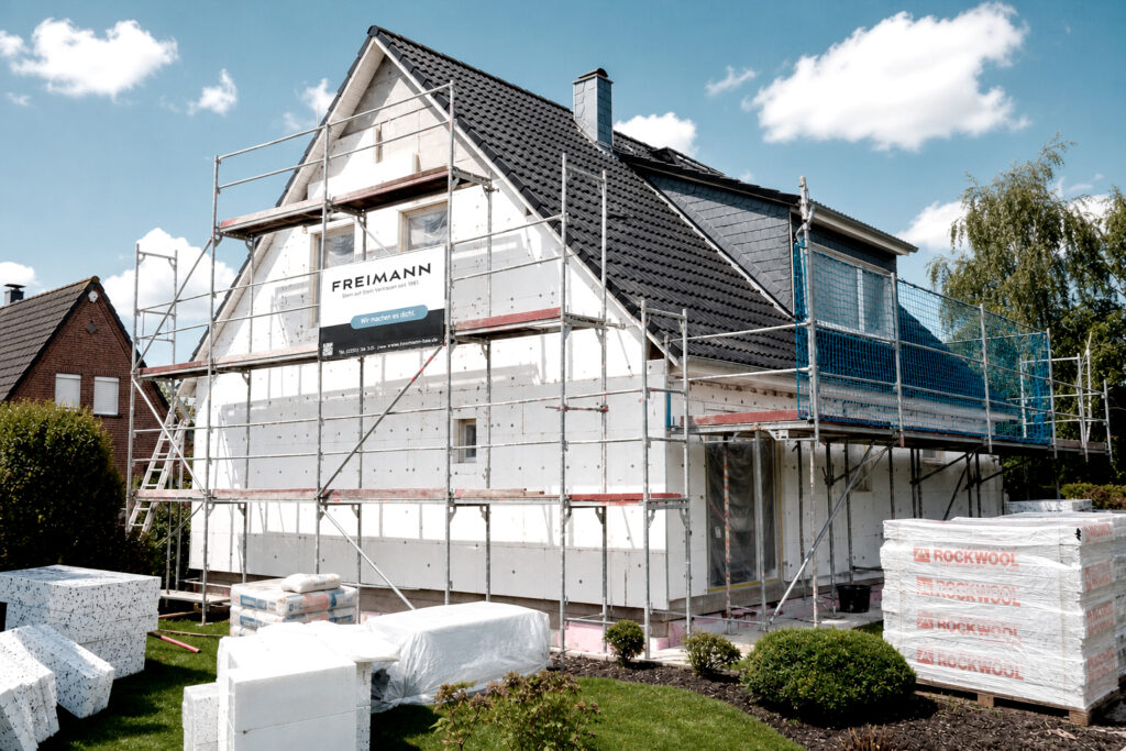 Eingerüstetes Einfamilienhaus in Wennigsen während der Fassadensanierung mit moderner Außendämmung und Wärmedämmverbundsystem (WDVS) durch den Malereibetrieb Freimann.